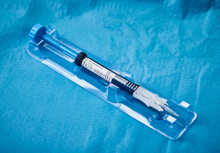 手術には、リラックス効果のある低濃度笑気ガス麻酔を用います