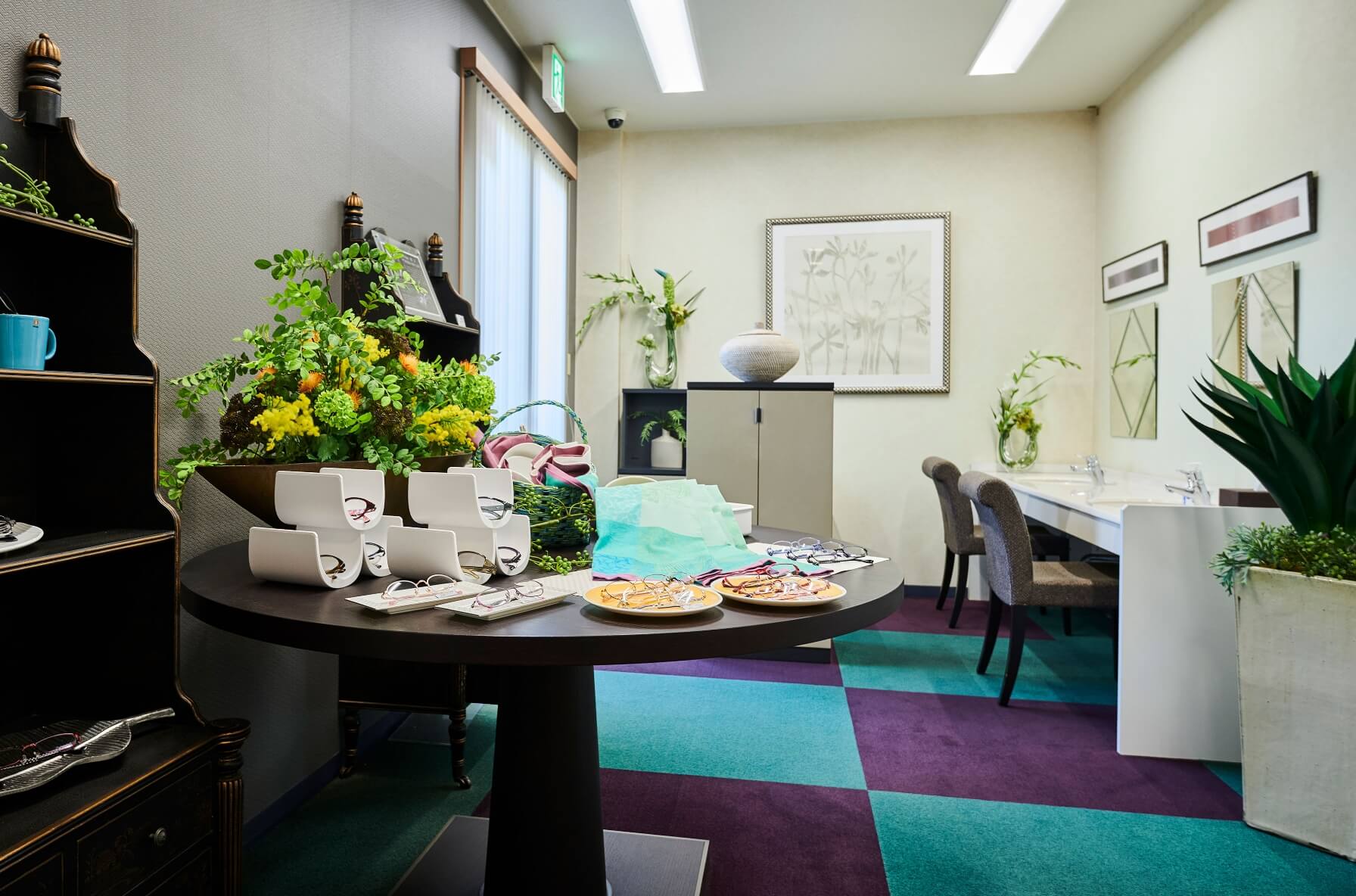 メガネ&コンタクトは併設の「アイマーク」でお選びいただけます。